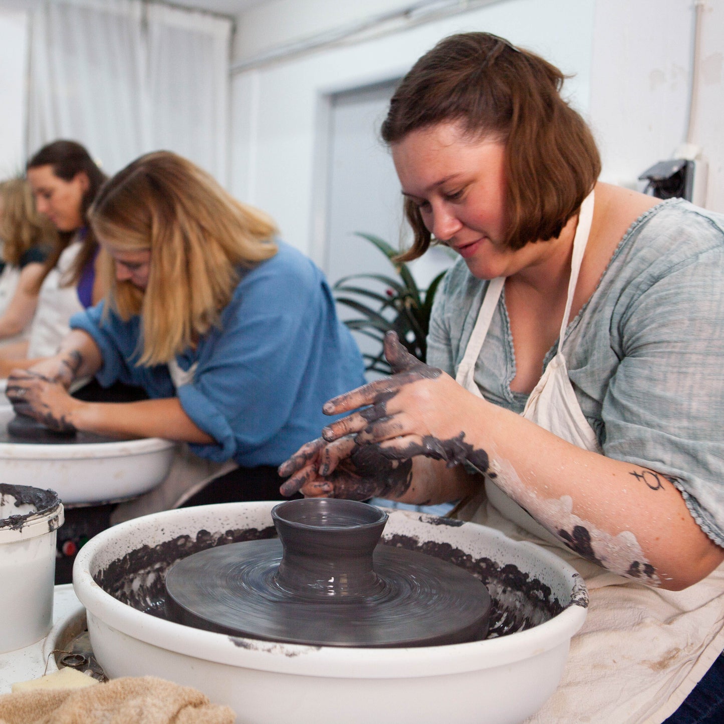 Back to Black - Anfängerkurs mit schwarzem Ton Drehscheibe - Studio Amun