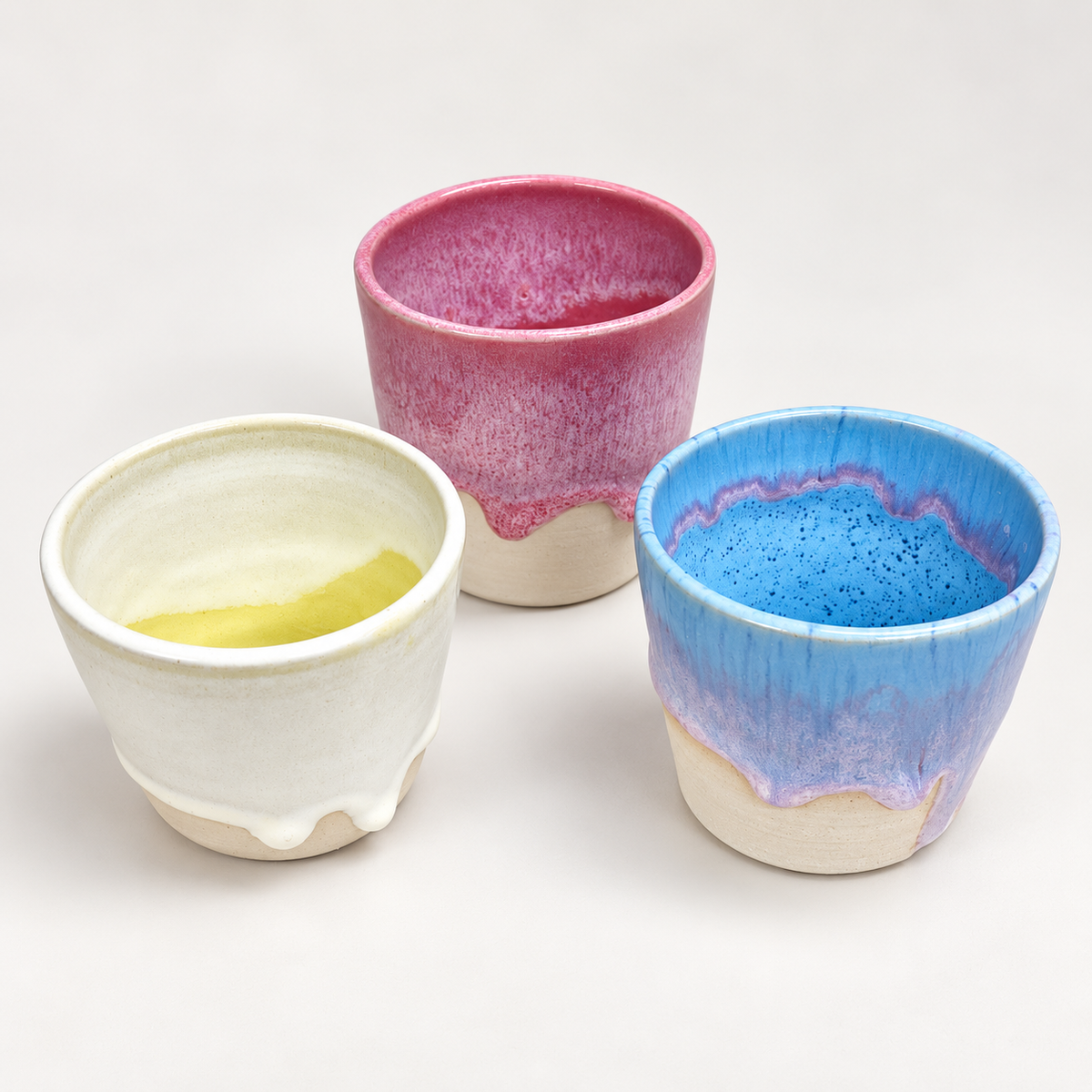 Farbige Keramikbecher mit fließenden Glasuren als Gestaltungsideen für den Drops on Pots Keramik Workshop in Hamburg
