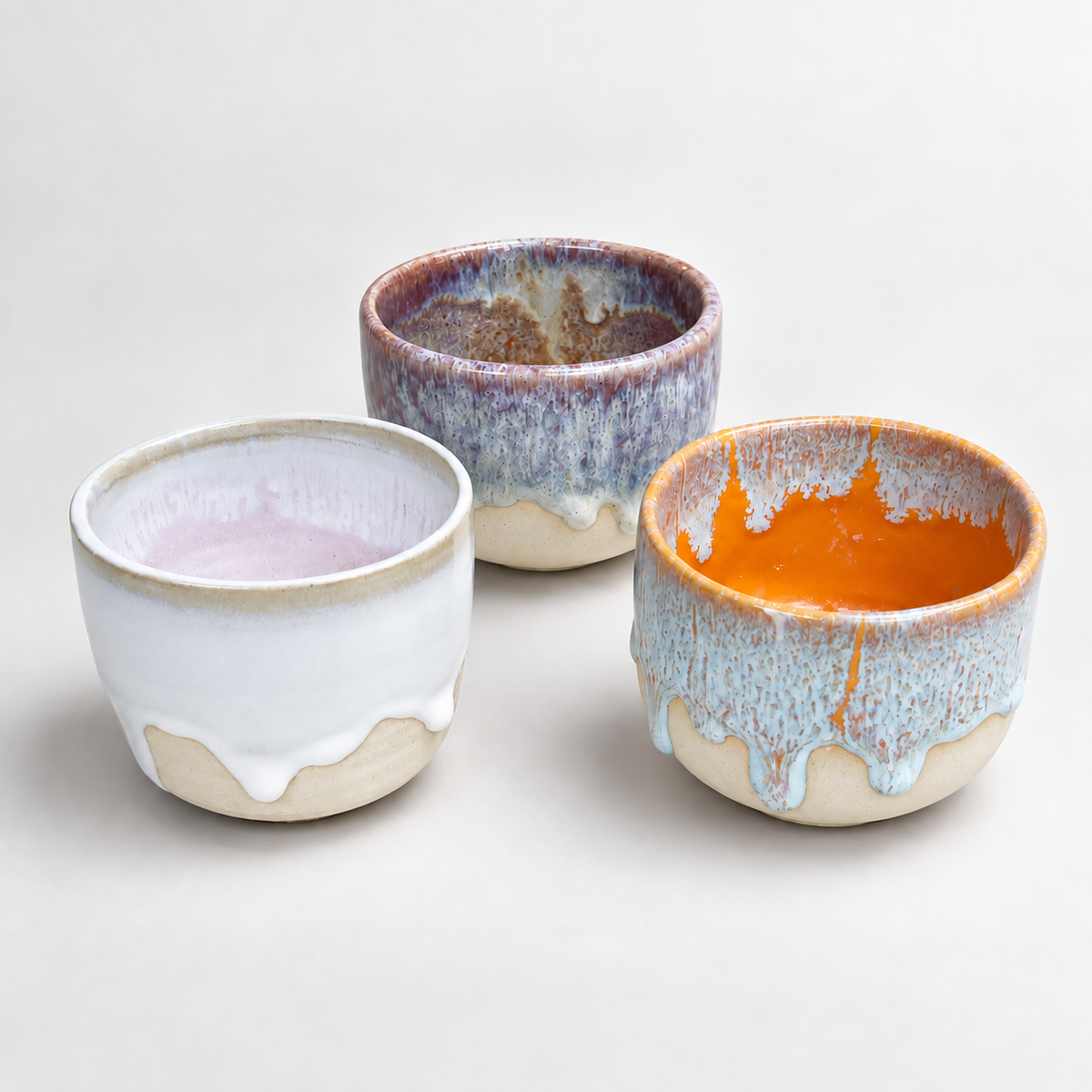 Handgemachte Keramik mit auffälligen Drip-Glasuren und sichtbarem Naturton im Drops on Pots Stil