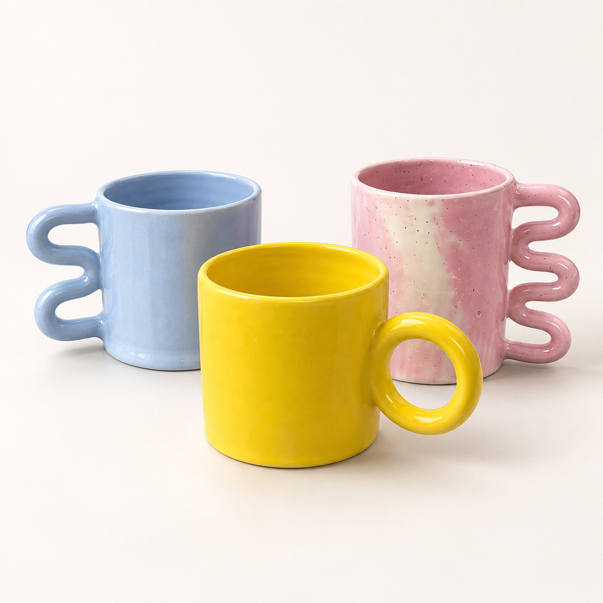 Handgemachte Keramikbecher mit außergewöhnlichen Henkeln und modernen Glasuren. Besondere Design Tassen von Studio Amun – jedes Stück ein Unikat.