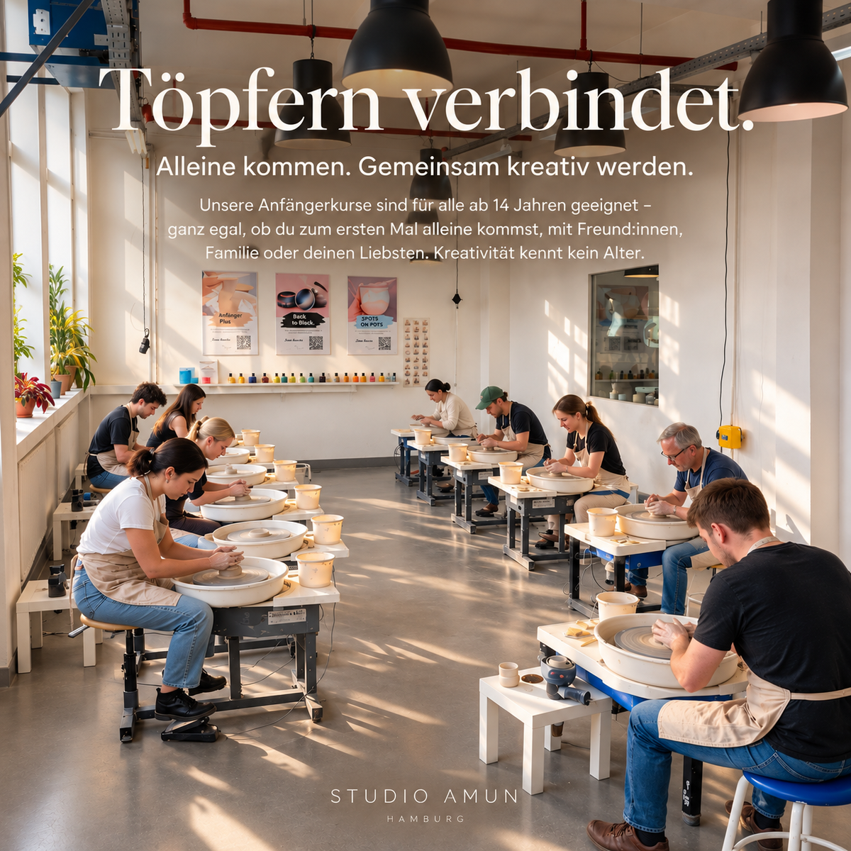 Teilnehmende verschiedener Altersgruppen beim Anfänger-Töpferkurs an der Drehscheibe bei Studio Amun in Hamburg