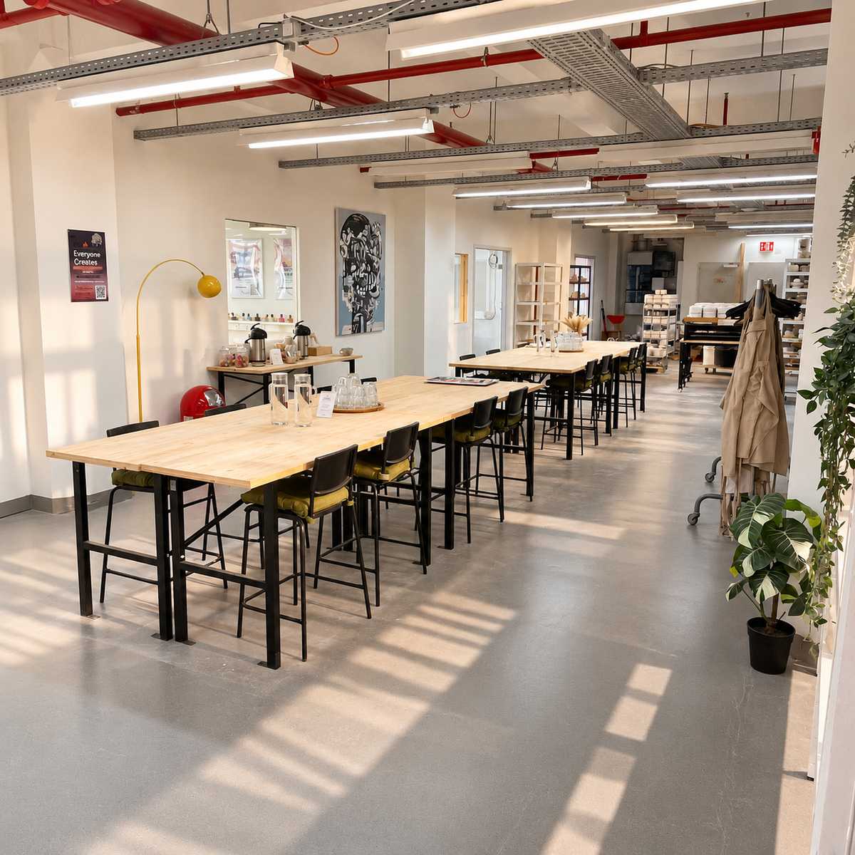 Heller Aufenthalts- und Wartebereich im Töpferstudio Studio Amun in Hamburg mit großen Gemeinschaftstischen